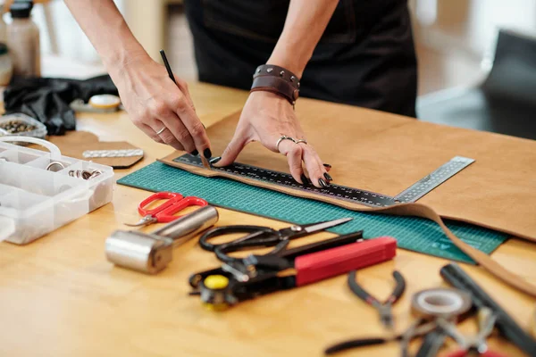 Händer Hantverkare Skära Läder Bit Tunna Ränder För Att Göra — Stockfoto
