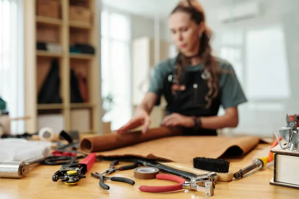 Olika Verktyg För Att Arbeta Med Läder Tabl Framför Kreativa — Stockfoto