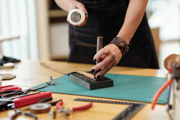 Mani Creativa Giovane Donna Stampaggio Cintura Pelle Nel Suo Studio — Foto Stock