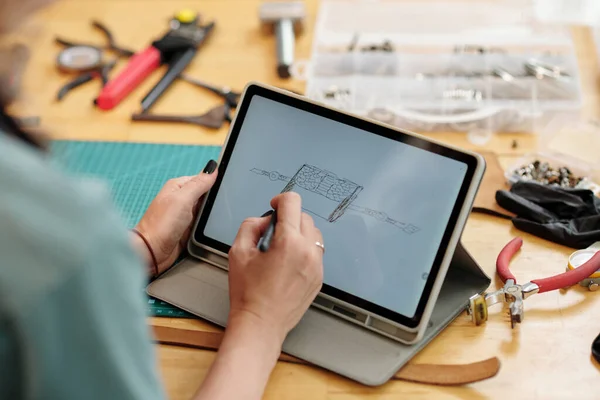 Hände Aus Leder Skizzieren Kleine Tasche Auf Tablet Computer — Stockfoto