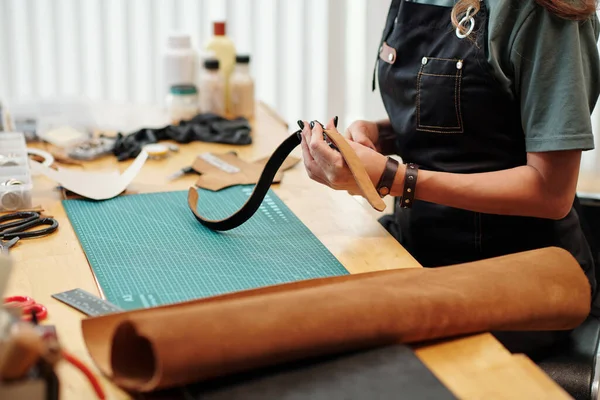 Mujer Joven Delantal Mezclilla Creando Cinturón Para Amigo — Foto de Stock