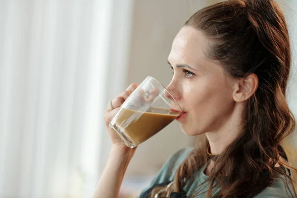 Ansikte Ung Kvinna Dricker Stor Kopp Kaffe Innan Hon Påbörjar — Stockfoto