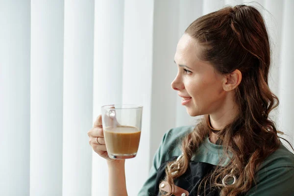 Glada Handcrafter Dricka Morgonkaffe Och Tittar Genom Studiofönstret — Stockfoto