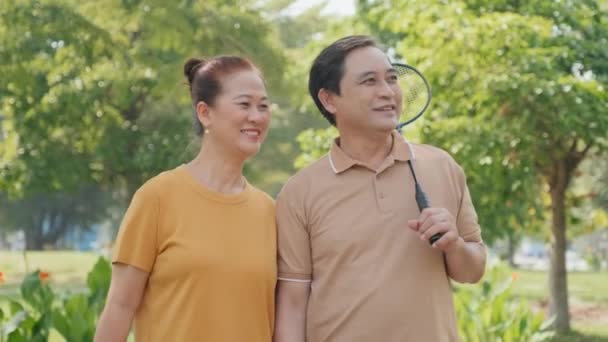 Plan Moyen Couple Asiatique Âge Moyen Marchant Ensemble Dans Parc — Video