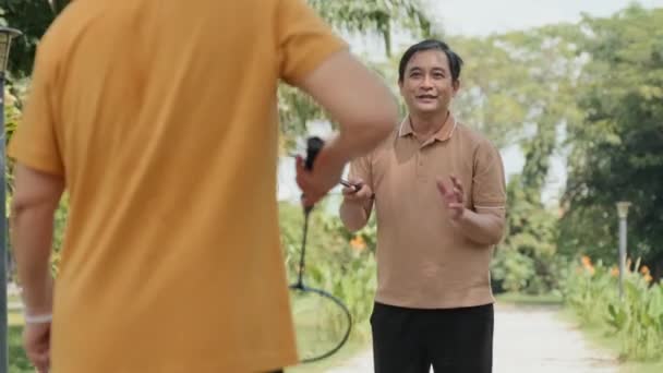 Orta Yaşlı Asyalı Bir Adamın Yaz Günü Parkta Karısıyla Badminton — Stok video