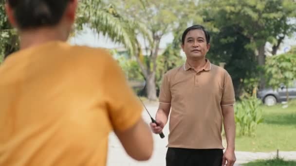 Par Dessus Photo Épaule Homme Asiatique Mature Jouant Badminton Avec — Video
