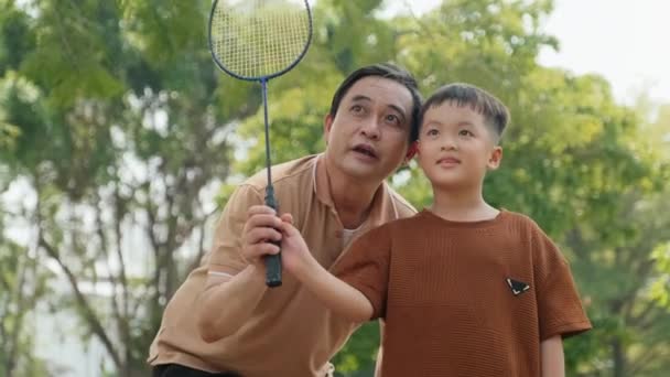 Média Tiro Pai Asiático Ensinando Filho Como Jogar Badminton Durante — Vídeo de Stock