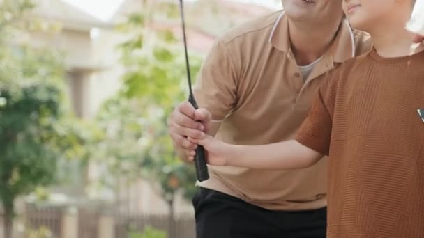 Incline Tiro Pai Asiático Abraçando Filho Mostrando Lhe Como Segurar — Vídeo de Stock