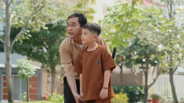 Naklonit Záběr Asijského Otce Výuky Syn Jak Držet Badminton Rakety — Stock video