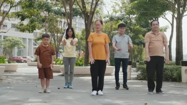 Szerokie Ujęcie Azjatyckiej Rodziny Ćwiczącej Tai Chi Razem Podczas Treningu — Wideo stockowe