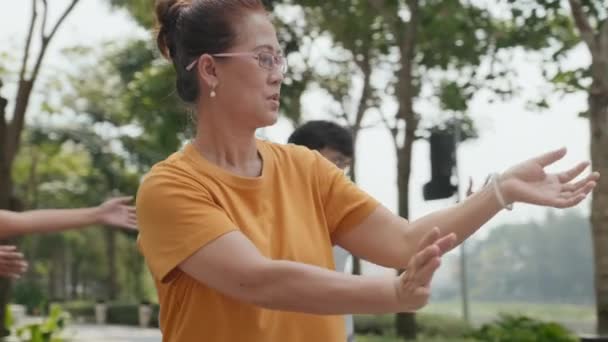 Tiro Medio Mujer Asiática Madura Practicando Tai Chi Con Los — Vídeos de Stock