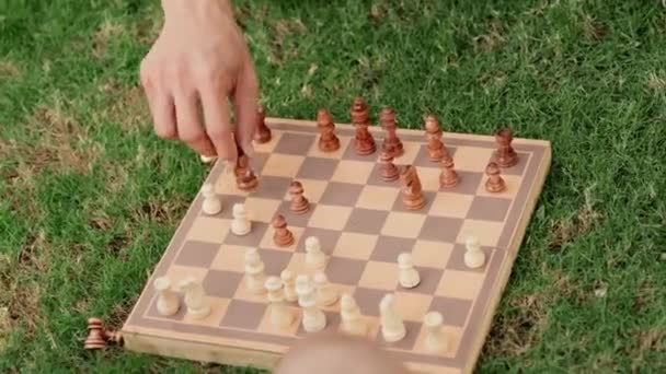Наклоните Высокий Угол Съемки Молодой Азиат Играет Шахматы Глядя Противника — стоковое видео