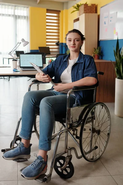 Portret Młodej Kobiety Niepełnosprawnej Pracującej Biurze — Zdjęcie stockowe