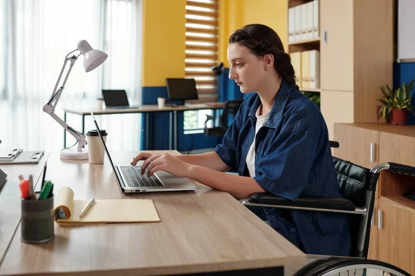 Giovane Imprenditrice Che Lavora Laptop Ufficio Moderno — Foto Stock