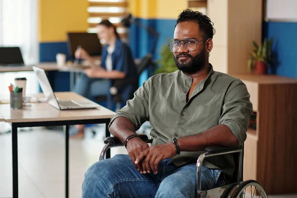 Portret Indyjskiego Biznesmena Siedzącego Wózku Inwalidzkim Uśmiechniętego Kamery — Zdjęcie stockowe