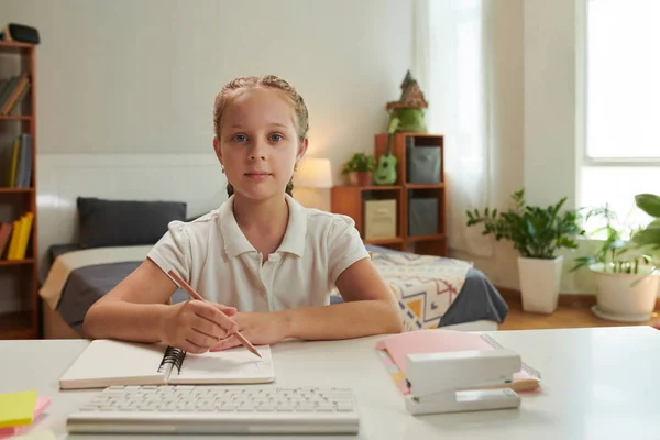 Veelbelovend Schoolmeisje Studeert Thuis Aan Haar Bureau — Stockfoto