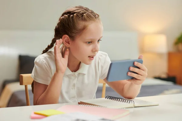 少女视频打电话给她的朋友闲聊和讨论家庭作业 — 图库照片