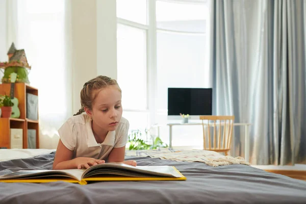 Kleutermeisje Rustend Bed Thuis Het Lezen Van Boeiende Boek — Stockfoto