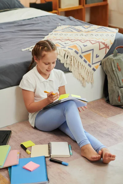 Smiling Smart Preteen Mädchen Hausaufgaben Machen — Stockfoto