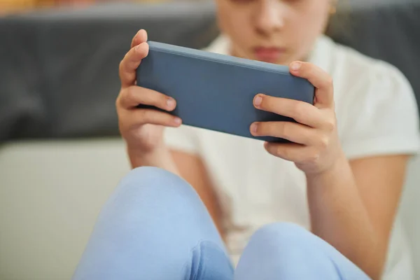 Przycięty Obraz Nastolatki Pomocą Aplikacji Mobilnych Podczas Gry Lub Oglądania — Zdjęcie stockowe