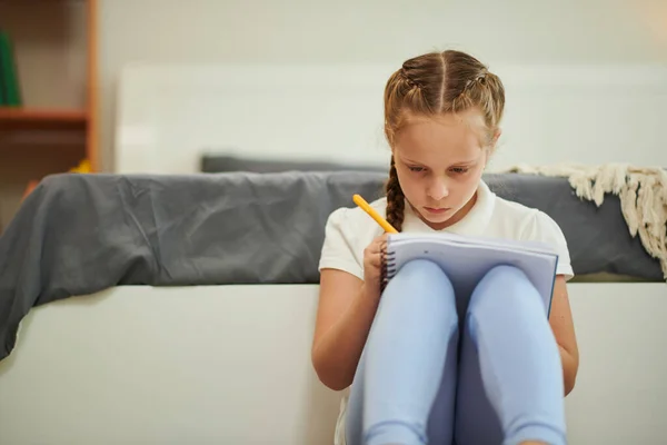 Geconcentreerd Schoolmeisje Huiswerk Maken Essay Schrijven Het Leerboek — Stockfoto