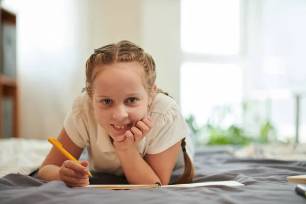 Usmívající Dívka Před Dospívající Ležící Posteli Psaní Svého Deníku — Stock fotografie