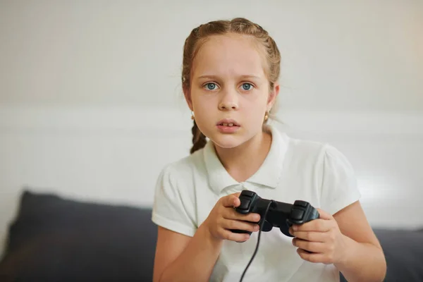 Video Oyunu Oynayan Heyecanlı Ergen Kız Portresi — Stok fotoğraf