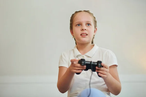 Neşeli Kız Evde Video Oyunu Oynuyor — Stok fotoğraf