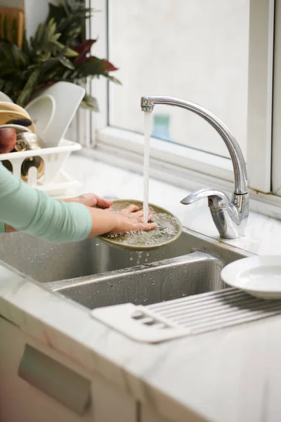 Χέρια Του Preteen Κορίτσι Ξέπλυμα Πιάτα Κάτω Από Νερό Βρύσης — Φωτογραφία Αρχείου