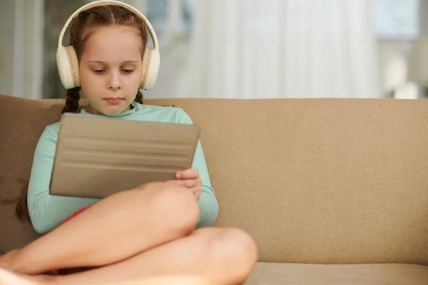 Nastolatka Słuchawkach Oglądanie Filmów Tablecie Cyfrowym — Zdjęcie stockowe