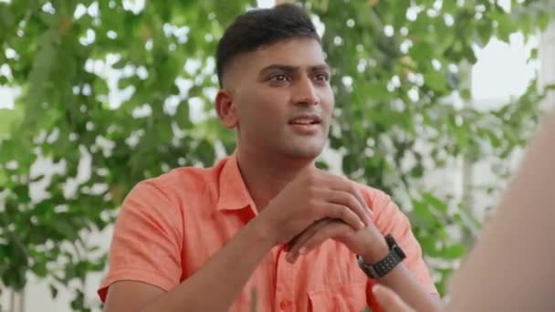 Πάνω Από Τον Ώμο Του Νεαρού Ινδού Επιχειρηματία Κάθεται Κατά — Αρχείο Βίντεο