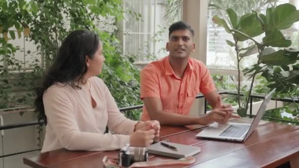 Medium Shot Του Ινδού Επιχειρηματία Συζητούν Έργο Γυναίκα Συνάδελφο Ενώ — Αρχείο Βίντεο