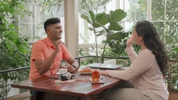 Medium Lange Schot Van Indiase Zakenman Begroeten Vrouwelijke Collega Met — Stockvideo