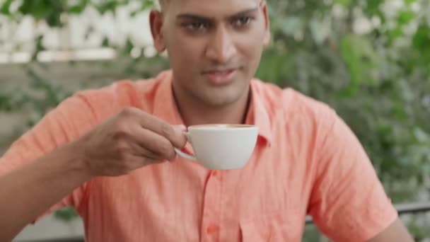 Tilt Πλάνο Του Νεαρού Ινδού Άνδρα Πίνοντας Καπουτσίνο Και Έχοντας — Αρχείο Βίντεο