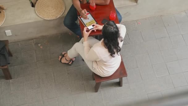 Top Tiro Homem Mulher Sentado Com Bebidas Mesa Café Fazer — Vídeo de Stock