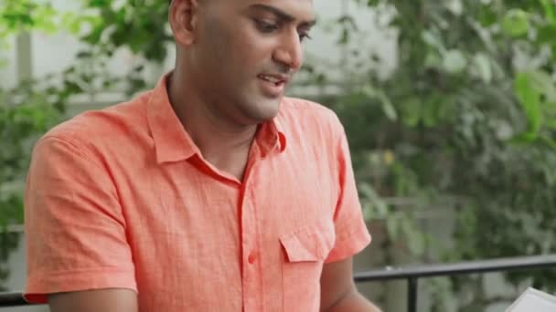 Πάνω Από Την Ωμοπλάτη Του Ινδού Άνδρα Συζητούν Επιχειρηματικό Σχέδιο — Αρχείο Βίντεο