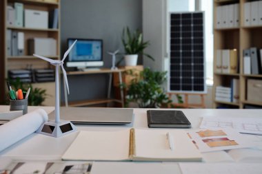 Yeşil Enerji Ev Projesi 'ni planlayan mühendis masasında açık planlayıcı