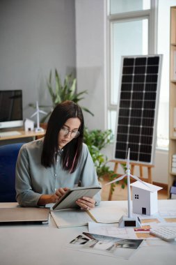 Müşteri için yenilenebilir enerji projesi oluşturan ciddi mühendis