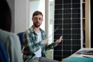 Güneş enerjisi satış müdürü yeni modelin avantajlarını müşteriye açıklıyor