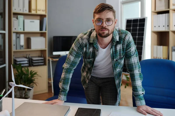 Portret Van Een Duurzame Energietechnicus Aan Zijn Bureau — Stockfoto