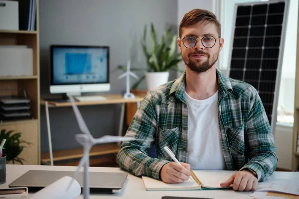 Portrait Engineer Creating Green Energy Project Client — Stock Photo, Image