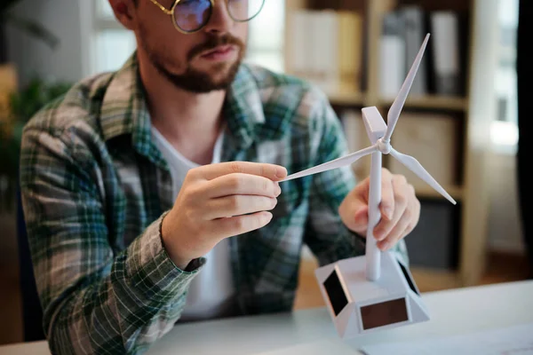 Inżynier Posiadający Model Plastikowej Turbiny Wiatrowej — Zdjęcie stockowe