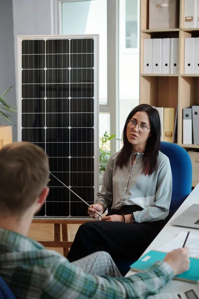 Menedżer Sprzedaży Energii Słonecznej Rozmawiający Klientem Wyjaśniający Zalety Posiadania Paneli — Zdjęcie stockowe