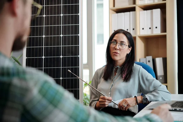 Manažer Prodeje Solárních Panelů Mluví Obchodním Partnerem Vysvětlujícím Výhody Produktu — Stock fotografie