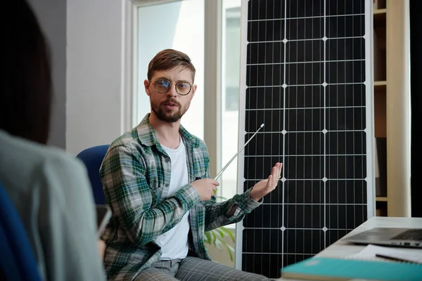 Manažer Prodeje Solární Energie Vysvětluje Výhody Nového Modelu Zákazníkovi — Stock fotografie
