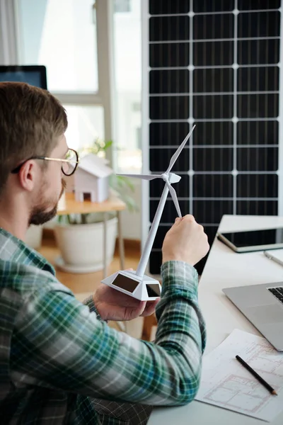 Grüner Energie Enthusiast Überprüft Kleines Modell Einer Windkraftanlage Für Projekt — Stockfoto