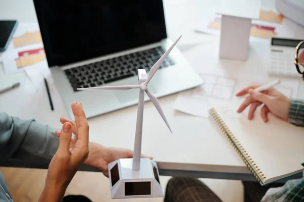 Team Van Duurzame Energie Ingenieurs Bespreekt Model Van Windturbine Voor — Stockfoto