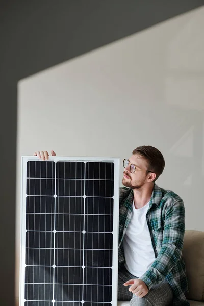 Nadšený Mladý Muž Kostkované Košili Při Pohledu Solární Panel — Stock fotografie