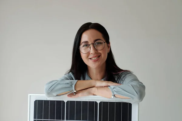 Mujer Joven Positiva Apoyada Panel Solar Sonriendo Cámara — Foto de Stock