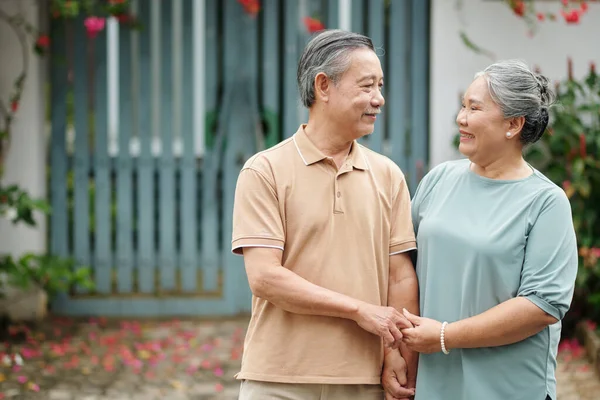 Glimlachende Oudere Man Vrouw Die Elkaars Hand Vasthouden Elkaar Aankijken — Stockfoto